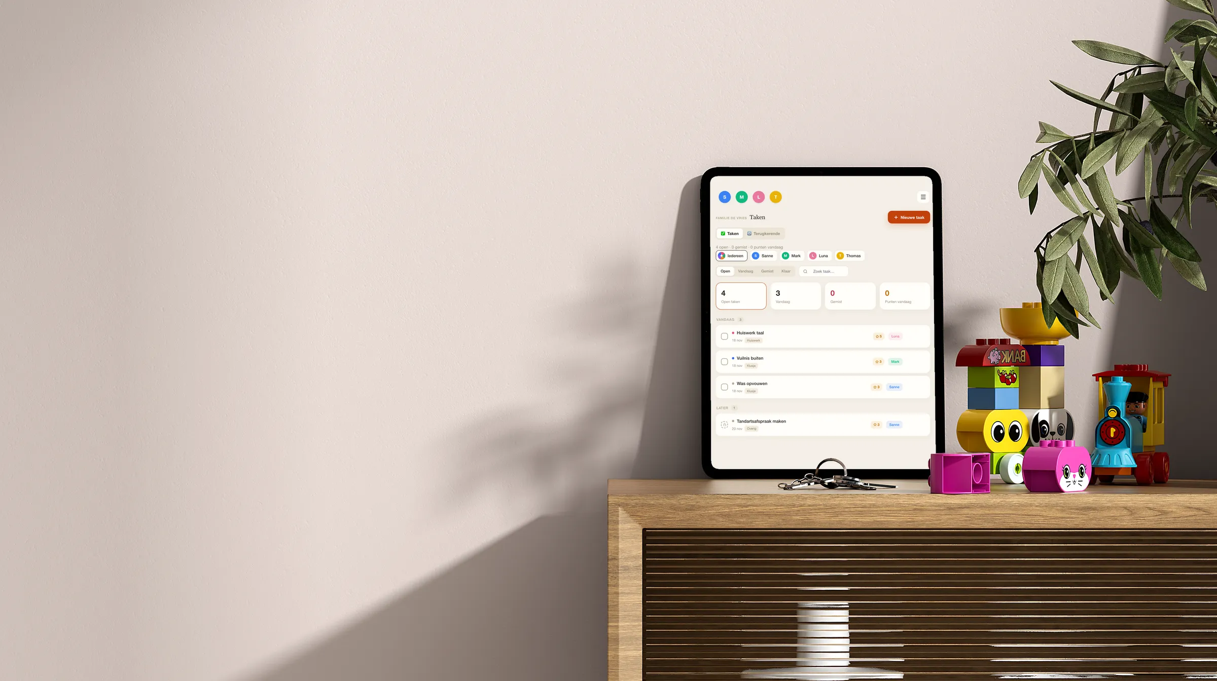Family Planner aan de muur in een warme woonkamer