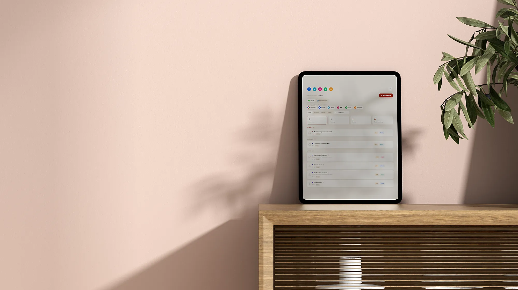 Family Planner aan de muur in een warme woonkamer